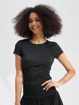 Remera negra de mangas cortas y corte ajustado.