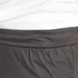 Conjunto de pijama corto para hombre, compuesto por una remera blanca con el logo de Marvel en rojo y un short gris oscuro.