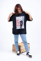 Remeron oversize blanco con estampado gráfico en la parte frontal que presenta un diseño llamativo.