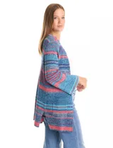 Cardigan largo de punto con estampado de rayas horizontales en tonos azul, celeste y rosado.