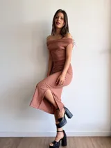 Conjunto color beige de tela bambula elastizada, compuesto por un top off-shoulder y una falda midi ajustada.