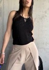 Musculosa negra de tejido calado con diseño de rombos.