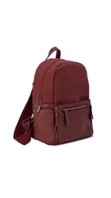 Mochila color tostado combinada con nobuck, bolsillo amplio adelante con broche y cierre, bolsillos en los costados, asas regulables y bolsillos internos cómodos.