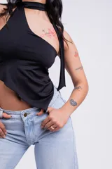 Top color borgoña con escote halter asimétrico y tiras finas que se atan al cuello.