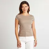 Camiseta color beige de punto de canalé con cuello redondo y mangas cortas.