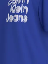 Remera azul de algodón con logo "Calvin Klein Jeans" apilado en el pecho.