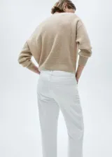 Sweater lila de lana con cuello redondo y mangas largas.