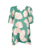 Kimono corto color verde con estampado de conchas en tonos rosa y blanco, con mangas cortas y escote en V.