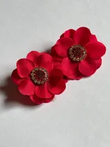 Par de caravanas con forma de flor roja de tela, con centro de resina y strass.