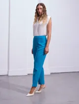 Pantalón negro de gabardina elastizada, marca Zac & Rachel, con bolsillos delanteros y traseros.