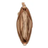 Cartera de hombro Guess Noelle, color beige con correa fina negra y cadena dorada decorativa. Presenta logo triangular de la marca en el frente y herrajes dorados.