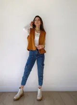 Chaleco camel de pana con cuello y sisas de corderito.