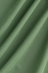 Vestido midi ajustado de punto interlock pesado, color verde oliva, con escote drapeado tipo cowl neck y breteles finos. Presenta frunces laterales que generan un efecto drapeado en la cadera.