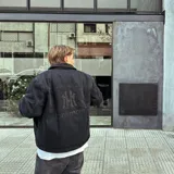 Chaqueta de abrigo negra de algodón con logo de los Yankees de Nueva York y texto "lookmom" estampado en la espalda.
