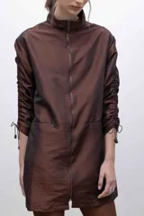 Vestido corto color borgoña, con capucha, cierre frontal y mangas largas fruncidas.