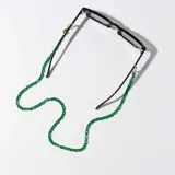 Correa para lentes de acrílico verde con eslabones pequeños y terminales dorados.