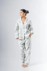 Pijama de algodón estampado, compuesto por una camisa de manga larga con botones y un pantalón recto con elástico en la cintura.