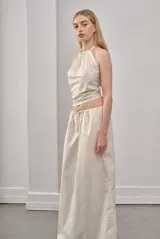 Top halter color crema, de poplin 100% algodón, con cuello ajustable con cordón.