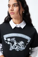 Remera color beige de manga corta con cuello redondo y estampado con ilustración gráfica al frente y frase retro.