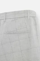Pantalón negro de corte slim fit, confeccionado en tejido elástico. Cuenta con cintura elástica, bolsillos frontales y traseros de vivo. Cierre frontal con cremallera y botón.