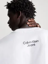 Remera blanca de algodón regenerativo con cuello redondo y corte oversized. Estampado frontal con el monograma de Calvin Klein en 3D.
