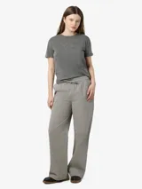 Pantalón cargo de tiro medio con estampado a rayas verticales en tonos beige y negro. Confeccionado en algodón, con bolsillos delanteros y traseros, cintura elástica con cordón ajustable.