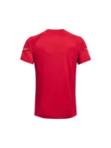 Remera deportiva verde con logo Under Armour blanco en el pecho y detalles de rayas blancas en las mangas.