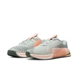Championes Nike Metcon 9 de entrenamiento, color gris con detalles en rosa.