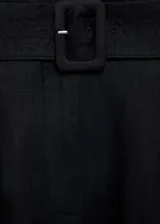 Short negro de lino con tiro medio, trabillas, cierre frontal con cremallera y botón, detalle de pinzas, cinturón con hebilla, diseño corto y recto, y dos bolsillos laterales.