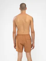 Short de baño marrón con bordado de enredadera en la pierna, cintura elástica con cordón regulable, bolsillos laterales y trasero con cierre.