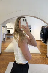 Top ajustado sin mangas, color verde oliva, con cuello redondo.