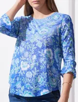 Blusa de modal estampada, marca Ruby Rd., con mangas 3/4 con aplique de crochet y terminación amplia.