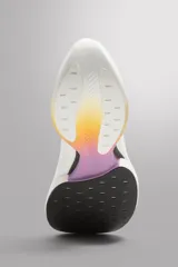 Zapatilla deportiva para correr largas distancias Zara Athleticz. Parte superior de tejido de punto transpirable, suela de TPE-A con placa de carbono interna y plantilla OrthoLite® extraíble.