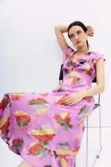 Vestido midi sin mangas de viscosa con jacquard en lurex multicolor. Escote en V con volados tanto en la parte delantera como en la trasera.
