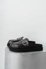 Sandalias negras de cuero con hebilla plateada y suela track.
