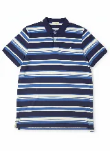 Chomba manga corta a rayas horizontales en azul marino, celeste y blanco. Tiene cuello clásico y logo bordado en el pecho.