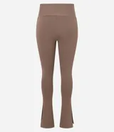 Pantalón deportivo tipo legging flare, color marrón topo, de tiro alto y con abertura lateral en el tobillo.