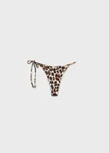 Conjunto de bikini con estampado animal print, compuesto por un corpiño triangular con tirantes finos y una bombacha tipo colaless con tiras laterales.