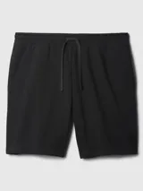 Short deportivo gris melange con logo de Gap estampado en azul marino en la pierna izquierda.