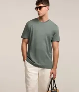 Remera de hombre color verde grisáceo, de manga corta y cuello redondo, confeccionada en algodón peruano.