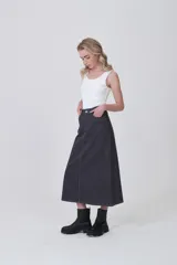 Falda larga de jean color gris oscuro, corte recto, con costuras contrastantes en blanco y detalle de trenzado en el centro frontal.