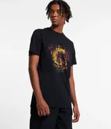 Remera negra de algodón con estampa del logo de Dungeons and Dragons en el frente.