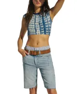 Cinturón de cuero negro de ancho medio con doble hilera de agujeros. Posee hebilla metálica de doble hebijón y puntera metálica reforzada.