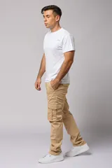 Pantalón cargo color marrón claro de gabardina, corte recto y tiro medio, con bolsillos laterales con solapa y bolsillos traseros.