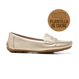 Mocasines dorados de cuero sintético, con plantilla de cuero y suela marrón.