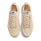 Championes urbanos Nike C1TY color crema con detalles en blanco.
