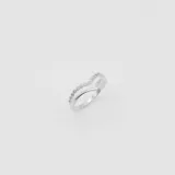 Anillo plateado en forma de V, realizado en plata 925, con hilera de pequeñas circonias engarzadas.