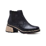 Bota marrón de cuero con elástico lateral, taco de madera y suela de goma.