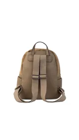 Mochila color tostado combinada con nobuck, bolsillo amplio adelante con broche y cierre, bolsillos en los costados, asas regulables y bolsillos internos cómodos.