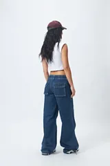 Pantalón jean ancho color gris oscuro, con elástico en la cintura y cordones ajustables en los bajos. Cuenta con grandes bolsillos laterales y traseros.